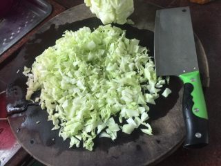 6、日式煎饺,卷心菜切碎