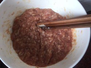 20、日式煎饺,加入蒜泥搅拌均匀后放入冰箱冷藏半小时