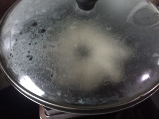 28、日式煎饺,盖上锅盖焖煎10分