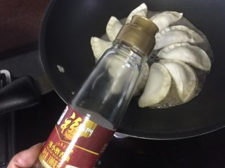 29、日式煎饺,盖上锅盖焖煎10分钟淋入福临门小磨香油煎1分钟