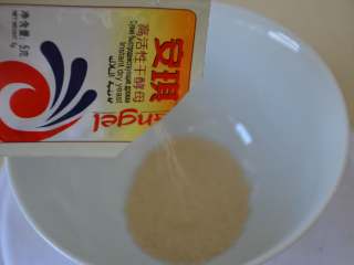 1、玉米发面饼,取3克酵母粉倒入小碗内。