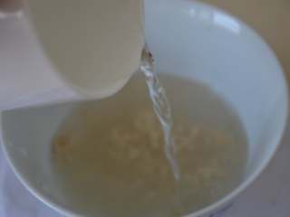 2、玉米发面饼,加90克温水。