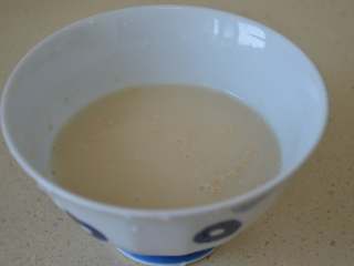 3、玉米发面饼,搅拌均匀，静置五分钟。