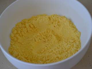 4、玉米发面饼,大碗内放180克细玉米面。