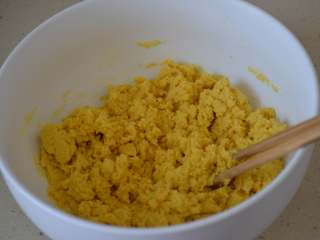 7、玉米发面饼,搅拌成这样的玉米渣状。