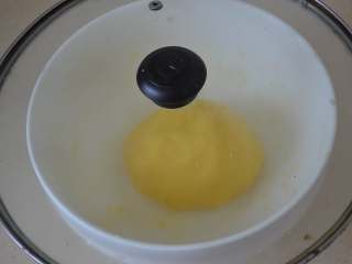 9、玉米发面饼,盖好，进行发酵。