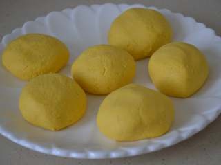 11、玉米发面饼,分成6个均等的小面团，每个约51克左右。