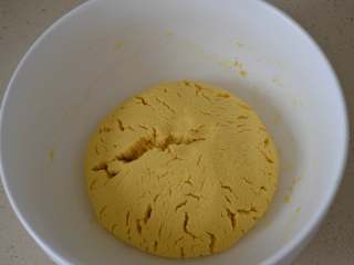 10、玉米发面饼,发至两倍大，约两个小时。表面已经裂开许多小裂纹。此时的面团约309克。