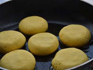 13、玉米发面饼,平底不沾锅内放1勺花生油，全程保持小火，将搓好的面饼依次放入，轻轻摁平成圆饼状。