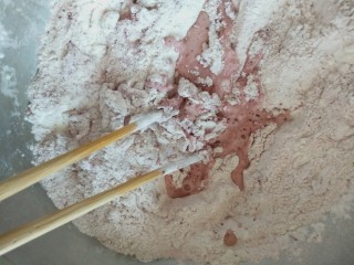 5、花样面食-福袋,倒入面粉中