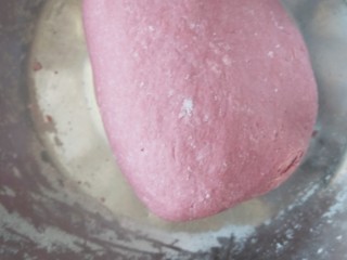 6、花样面食-福袋,和成面团，盖保鲜膜放温暖处醒发至两倍大