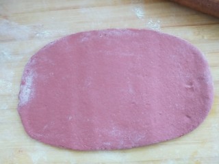 8、花样面食-福袋,用擀面杖擀开