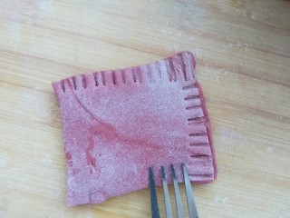 17、花样面食-福袋,用叉子把三个边压一下