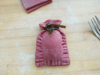 20、花样面食-福袋,如图用海带丝打个结