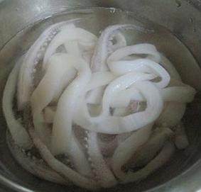 1、西班牙海鲜饭,鱿鱼处理好清洗干净,切成鱿鱼圈