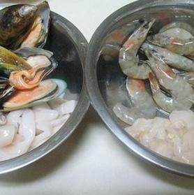 3、西班牙海鲜饭,扇贝去掉里面的内脏,清洗干净,把扇贝肉取下,青口清洗干净