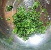 6、西班牙海鲜饭,大蒜压成蒜蓉,欧芹切碎