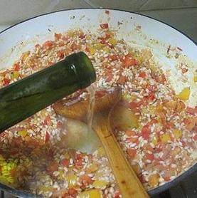 11、西班牙海鲜饭,将米翻炒一分钟,倒入适量的白葡萄酒继续翻炒