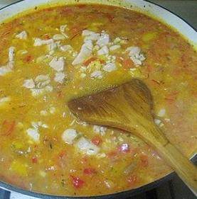 13、西班牙海鲜饭,倒入高汤,与菜齐平, 倒入煎过的鸡腿肉拌匀