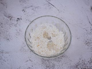 2、香浓奶香玉米汁,糯米提前几小时浸泡备用，如果没时间，可以晚上先浸泡，第二天起来就可以用了