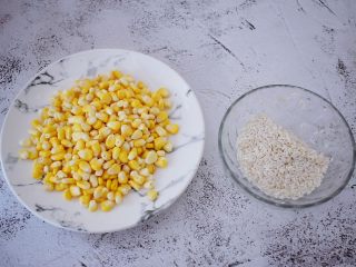 3、香浓奶香玉米汁,玉米洗净掰成玉米粒备用，把泡好的糯米洗净备用