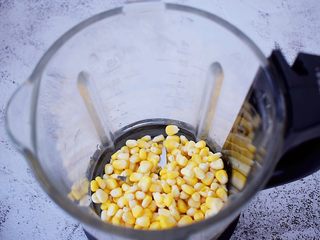 4、香浓奶香玉米汁,把玉米放入破壁机或者豆浆机中