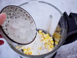 6、香浓奶香玉米汁,加入冰糖