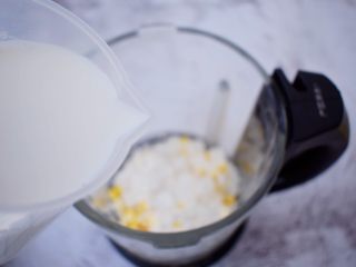 7、香浓奶香玉米汁,加入纯牛奶