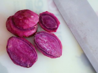 2、宝宝辅食之紫薯粥,将紫薯切片，以便改刀