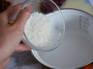 5、宝宝辅食之紫薯粥,准备奶锅煮粥，将生米全部倒入锅中