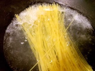 2、意大利面原来可以这样做，简单、营养、美味,下入意大利面，不要着急用筷子搅拌让面条自然的散落，待面条根部软化后用筷子轻轻翻转几下即可，加盖子煮8分钟。