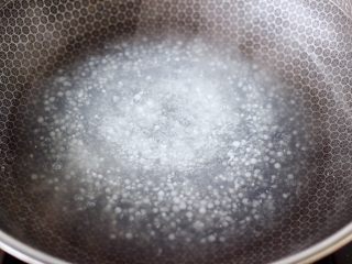 3、火龙果西米露,大火煮沸后，盖上锅盖中小火慢慢炖煮，西米不容易熟，还容易粘锅，所以要不断的用勺子搅拌均匀，不让西米沉之锅底而粘锅。