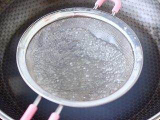 4、火龙果西米露,直至把西米煮成透明状态，捞出过冷水，防止粘连。