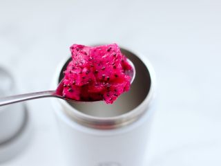 6、火龙果西米露,把切丁的火龙果一半放入榨汁杯里，记住留一半最后装饰用。