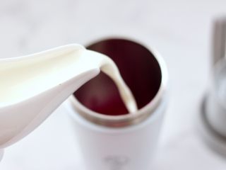 8、火龙果西米露,这个时候杯中倒入纯牛奶。