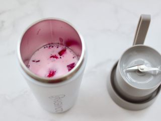 9、火龙果西米露,看见所有的食材都备好后。