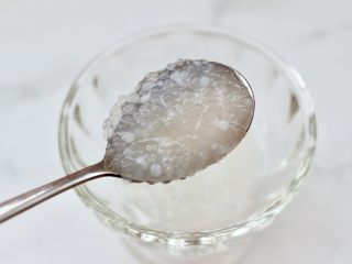 12、火龙果西米露,备一个自己喜欢的杯子，先放入西米。