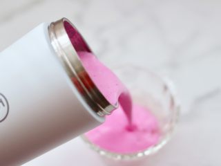 13、火龙果西米露,再倒入榨好的火龙果奶昔。