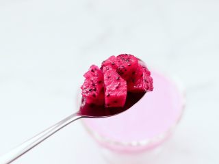 14、火龙果西米露,用勺子搅拌均匀后，再放上剩下的火龙果丁。