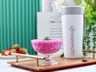 15、火龙果西米露,一杯粉嫩粉嫩的火龙果西米露就做好了，点缀上薄荷叶即可，奶香浓郁又醇美滑爽甜甜，加上火龙果的特殊口感，真的是好喝极了。