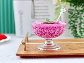 16、火龙果西米露,春天的味道，美腻的火龙果西米露，我家宝贝超级喜欢，每次一杯不够她喝的，喜欢的亲们赶紧行动起来吧。