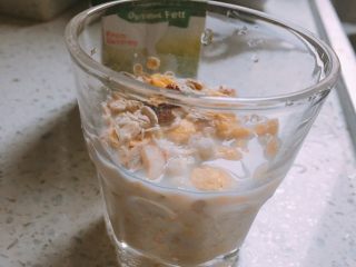 1、香蕉蛋奶烤燕麦,1️⃣ 麦片用牛奶泡半小时，让其浸透膨胀。