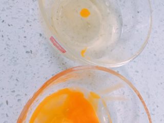 2、香蕉蛋奶烤燕麦,2️⃣ 鸡蛋蛋黄蛋清分离。蛋黄打散备用。