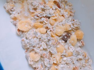 4、香蕉蛋奶烤燕麦,4️⃣ 撒上一层燕麦，铺匀。