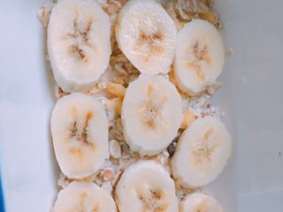 5、香蕉蛋奶烤燕麦,5️⃣ 再垫一层香蕉片。