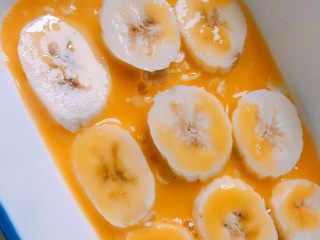 6、香蕉蛋奶烤燕麦,6️⃣ 均匀倒入打散的鸡蛋液。