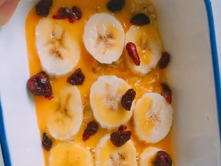 7、香蕉蛋奶烤燕麦,7️⃣ 撒上蔓越莓干装饰（也可以放其他自己喜欢的水果干）