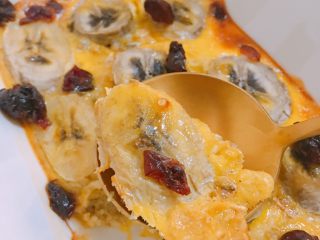 8、香蕉蛋奶烤燕麦,8️⃣ 放入预热好的烤箱中，180度上下火20分钟。完成～开吃！混合了甜甜的香蕉味加蔓越莓味～