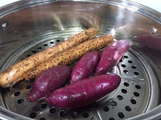 2、紫薯苹果球&山药????球,山药也清洗干净直接放入蒸锅开大火,这样不去皮可以避免水分过多