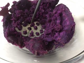 13、紫薯苹果球&山药????球,把紫薯捣成紫薯泥